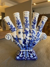 Een blauw-witte Delftse tulpenvaas met chinoiserie decor, 18e eeuw