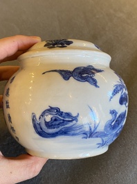 Pipe &agrave; eau en porcelaine de Chine 'Bleu de Hue' pour le Vietnam, marque de Lưu hương nh&atilde; ngoạn 雅玩留香, 19&egrave;me