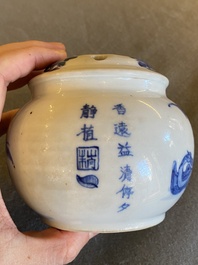 Een Chinese blauw-witte 'Bleu de Hue' waterpijp voor de Vietnamese markt, Lưu hương nh&atilde; ngoạn 雅玩留香 merk, 19e eeuw