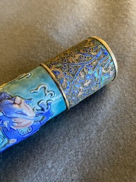 Rare pipe &agrave; opium en porcelaine de Chine moul&eacute;e dans le style de Wang Bing Rong dans sa bo&icirc;te en bois, fin du 19&egrave;me