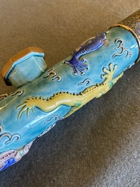 Rare pipe &agrave; opium en porcelaine de Chine moul&eacute;e dans le style de Wang Bing Rong dans sa bo&icirc;te en bois, fin du 19&egrave;me