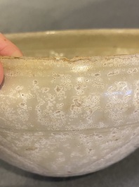 Bol en gr&egrave;s porcelaineux &agrave; &eacute;mail beige-vert &agrave; d&eacute;cor de lotus incis&eacute;, Vietnam, d&eacute;but du 15&egrave;me