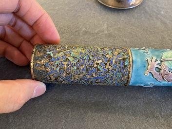 Rare pipe &agrave; opium en porcelaine de Chine moul&eacute;e dans le style de Wang Bing Rong dans sa bo&icirc;te en bois, fin du 19&egrave;me