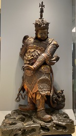 Een zeer grote Chinese vergulde en gelakte houten sculptuur van Weituo, 17e eeuw