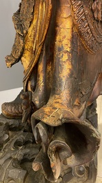Een zeer grote Chinese vergulde en gelakte houten sculptuur van Weituo, 17e eeuw