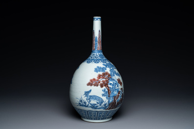 Vase de forme bouteille en porcelaine de Chine en bleu, blanc et rouge de cuivre, 19&egrave;me