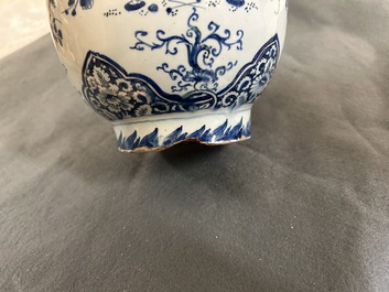 Garniture de cinq vases en fa&iuml;ence de Delft en bleu et blanc, 1er quart du 18&egrave;me