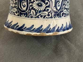 Garniture de cinq vases en fa&iuml;ence de Delft en bleu et blanc, 1er quart du 18&egrave;me