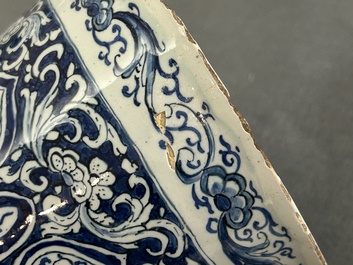 Garniture de cinq vases en fa&iuml;ence de Delft en bleu et blanc, 1er quart du 18&egrave;me