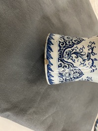 Garniture de cinq vases en fa&iuml;ence de Delft en bleu et blanc, 1er quart du 18&egrave;me