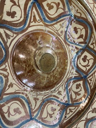 Een grote Hispano-Moreske schotel met lusterglazuur met ornamentaal decor, Spanje, 16e eeuw