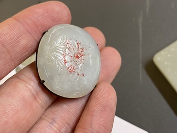 Cinq pendentifs en jade blanc et c&eacute;ladon, Chine, 19/20&egrave;me