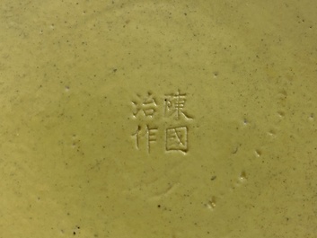 Een Chinese biscuit kalebasvaas, een geel-geglazuurde theepot en een ijzerrode 'feniks' pot, 20e eeuw