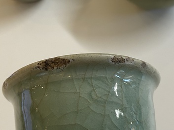 Trois vases et deux bols sur talon en porcelaine de Chine en c&eacute;ladon et un vase en bleu et blanc, Ming