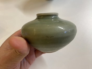 Trois vases et deux bols sur talon en porcelaine de Chine en c&eacute;ladon et un vase en bleu et blanc, Ming