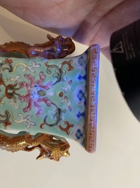 Een paar Chinese famille rose vaasjes met turquoise fondkleur, Qianlong merk, 19/20e eeuw