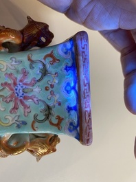 Een paar Chinese famille rose vaasjes met turquoise fondkleur, Qianlong merk, 19/20e eeuw