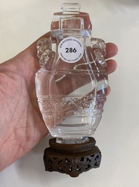 Vase couvert en cristal de roche sur socle en bois sculpt&eacute;, Chine, 19/20&egrave;me