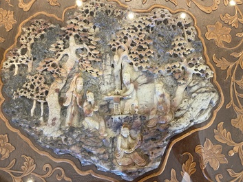 Relief en pierre &agrave; savon &agrave; d&eacute;cor de lettr&eacute;s dans un cadre en bois finement incrust&eacute;, Chine, 19&egrave;me