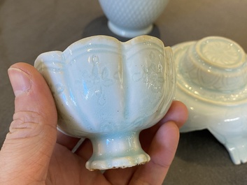 Un vase couvert en porcelaine de Chine qingbai et un bol sur support, Song ou post&eacute;rieur