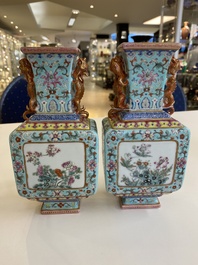 Paire de vases en porcelaine de Chine famille rose &agrave; fond turquoise, marque de Qianlong, 19/20&egrave;me