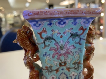 Paire de vases en porcelaine de Chine famille rose &agrave; fond turquoise, marque de Qianlong, 19/20&egrave;me