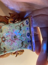 Een paar Chinese famille rose vaasjes met turquoise fondkleur, Qianlong merk, 19/20e eeuw