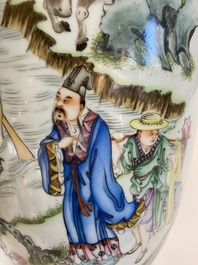 Paire de vases en porcelaine de Chine famille rose &agrave; d&eacute;cor &agrave; deux faces, 19/20&egrave;me