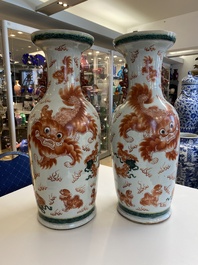 Een paar Chinese vazen met polychroom decor van boeddhistische leeuwen, 19e eeuw