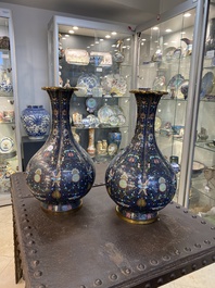 Paire de grands vases de forme bouteille en &eacute;maux cloisonn&eacute;s &agrave; d&eacute;cor de chauve-souris et caract&egrave;res shou, Chine, 19&egrave;me