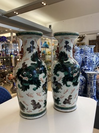 Paire de vases en porcelaine de Chine &agrave; d&eacute;cor polychrome de lions bouddhistes, 19&egrave;me