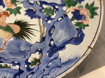 Rare plat en porcelaine de Chine wucai &agrave; d&eacute;cor d'un coq, &eacute;poque Transition