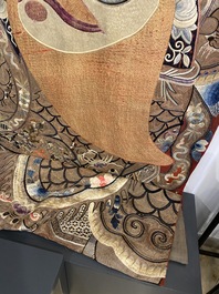 Een groot Chinees in zijde en metaaldraad geborduurd wandtapijt met een operasc&egrave;ne, 19e eeuw