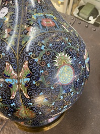 Een paar grote Chinese flesvormige cloisonn&eacute; vazen met vleermuizen en shou-karakters, 19e eeuw