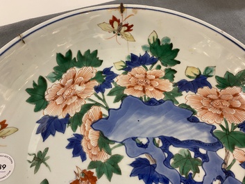 Rare plat en porcelaine de Chine wucai &agrave; d&eacute;cor d'un coq, &eacute;poque Transition