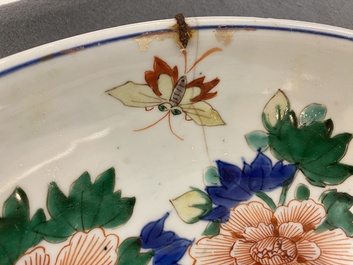 Rare plat en porcelaine de Chine wucai &agrave; d&eacute;cor d'un coq, &eacute;poque Transition