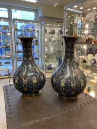 Een paar grote Chinese flesvormige cloisonn&eacute; vazen met vleermuizen en shou-karakters, 19e eeuw