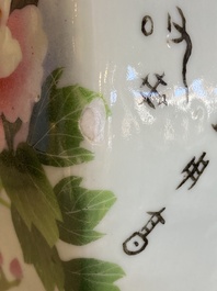 Deux vases et un porte-chapeau en porcelaine de Chine qianjiang cai, 19/20&egrave;me