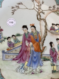 Plat en porcelaine de Chine famille rose &agrave; d&eacute;cor de figures dans un jardin, marque de Qianlong, R&eacute;publique