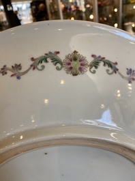 Plat en porcelaine de Chine famille rose &agrave; d&eacute;cor de figures dans un jardin, marque de Qianlong, R&eacute;publique