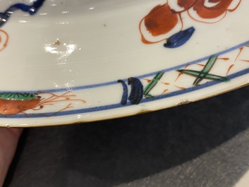 Paire de plats en porcelaine de Chine famille verte aux bordures &agrave; d&eacute;cor incis&eacute;, Kangxi