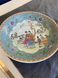 Plat en porcelaine de Chine famille rose &agrave; d&eacute;cor de figures dans un jardin, marque de Qianlong, R&eacute;publique