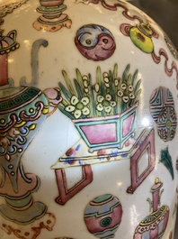 Paire de vases couverts en porcelaine de Chine famille rose &agrave; d&eacute;cor d'antiquit&eacute;s, 19&egrave;me