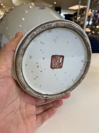 Paire de vases en porcelaine de Chine famille rose &agrave; d&eacute;cor Wu Shuang Pu, marque de Qianlong, R&eacute;publique
