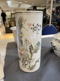 Une jardini&egrave;re et un porte-chapeau en porcelaine de Chine qianjiang cai et un bol couvert en famille rose, 19/20&egrave;me