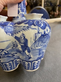 Paire de tulipi&egrave;res en porcelaine de Chine en bleu et blanc, 19&egrave;me