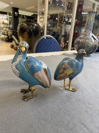 Twee Chinese cloisonn&eacute; dekseldoosjes in de vorm van kwartels, Qing