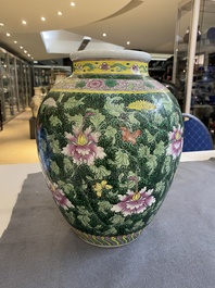 Vase en porcelaine de Chine famille rose &agrave; d&eacute;cor de rinceaux floraux, 19/20&egrave;me