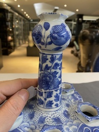 Paire de tulipi&egrave;res en porcelaine de Chine en bleu et blanc, 19&egrave;me