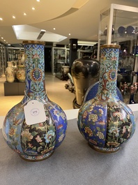 Paire de vases de forme bouteille en &eacute;maux cloisonn&eacute;s, Chine, 19&egrave;me